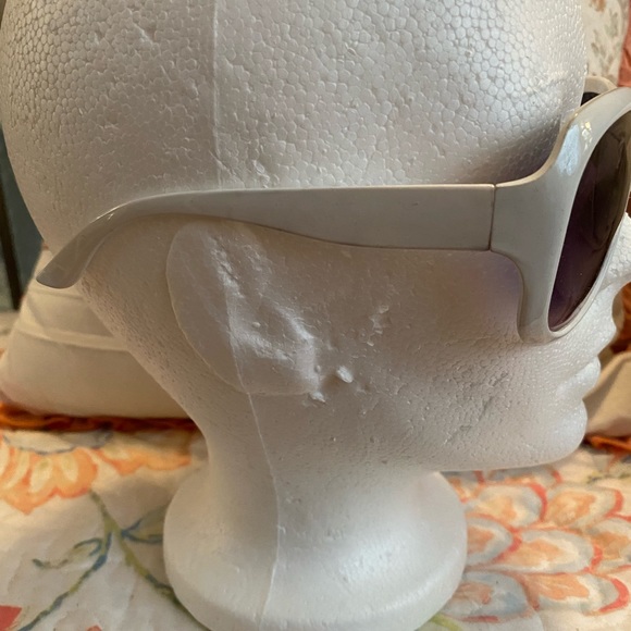 White large Sunglasses dark lens 100%UV - Picture 3 of 6